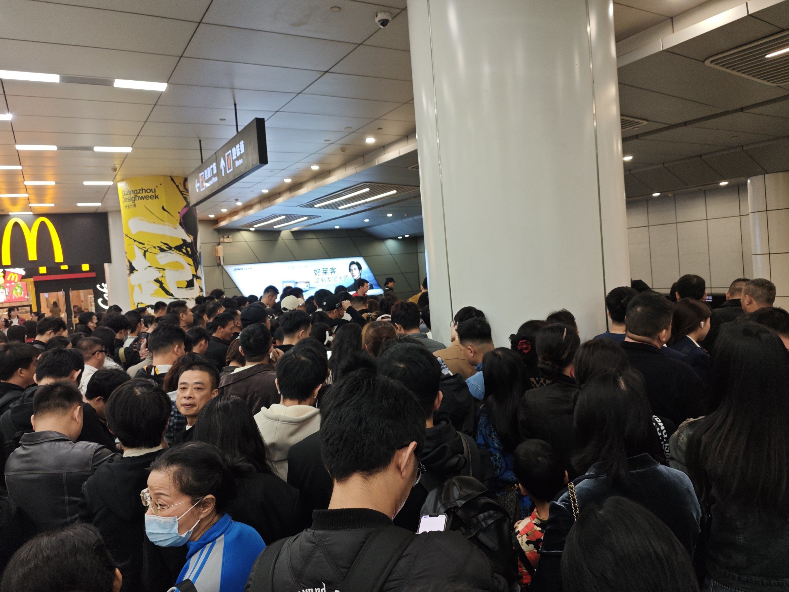 地铁里的拥挤时刻