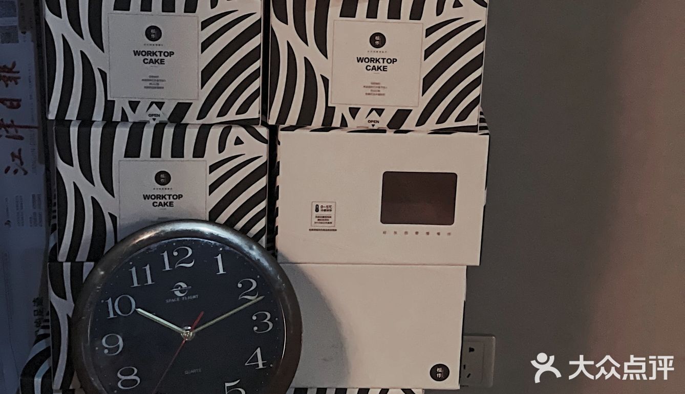 小亚：周末陪我去看一个展吧。导哥：… …