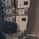 小亚：周末陪我去看一个展吧。导哥：… …
