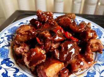 食材:牛肋条,排骨酱,蚝油,生抽,老抽,糖,姜