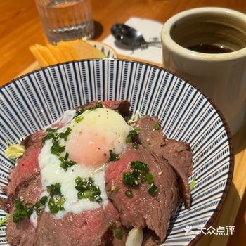 一份“0腹担”的牛肉饭就是以大量的蔬菜为主