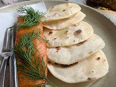 烟熏三文鱼配烤饺子皮和芥末籽酱-BOR Eatery(安福路店)