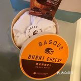 里面有一块白色的纱巾包着