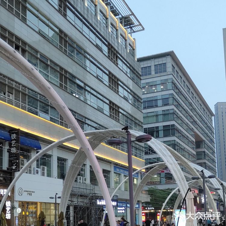 夏天了。桌子都摆在外面了