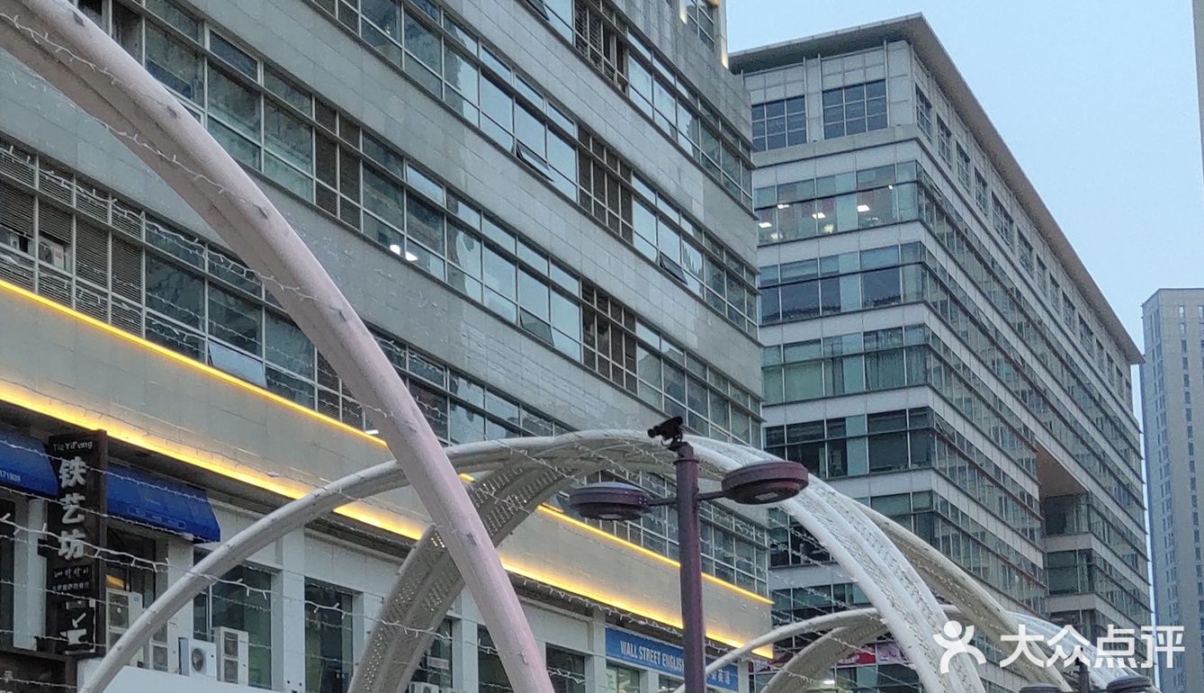 夏天了。桌子都摆在外面了