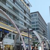 夏天了。桌子都摆在外面了