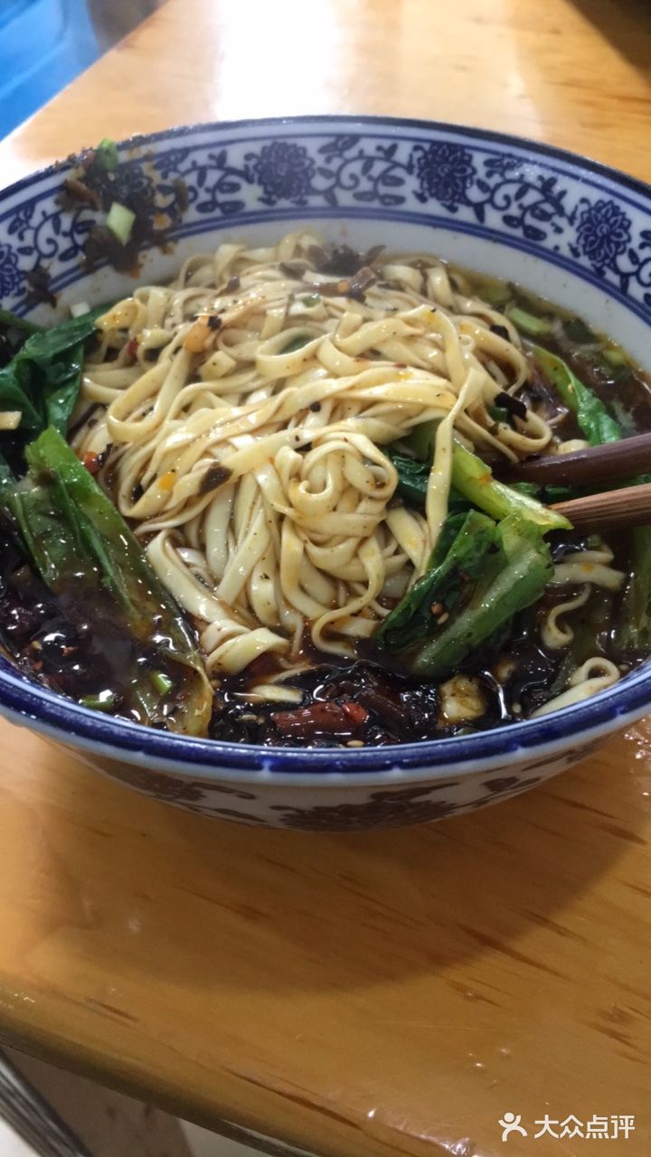 来吃过一次他们家的牛肉面,肥肠面,我就着实开始羡慕周边居民了