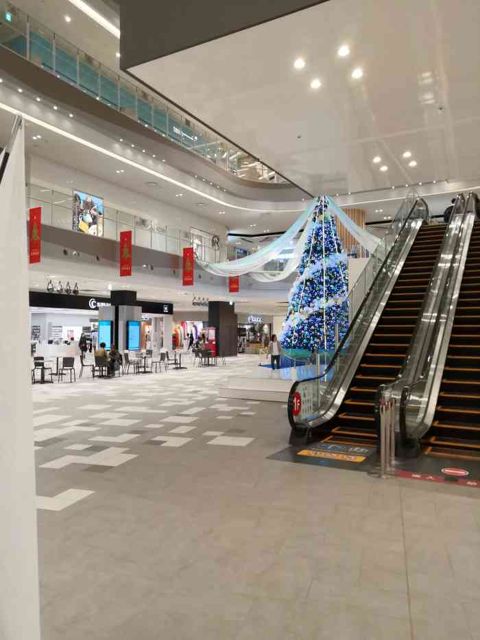 lalaport-"很大的商场但是距离市中心稍微有点偏,转两.