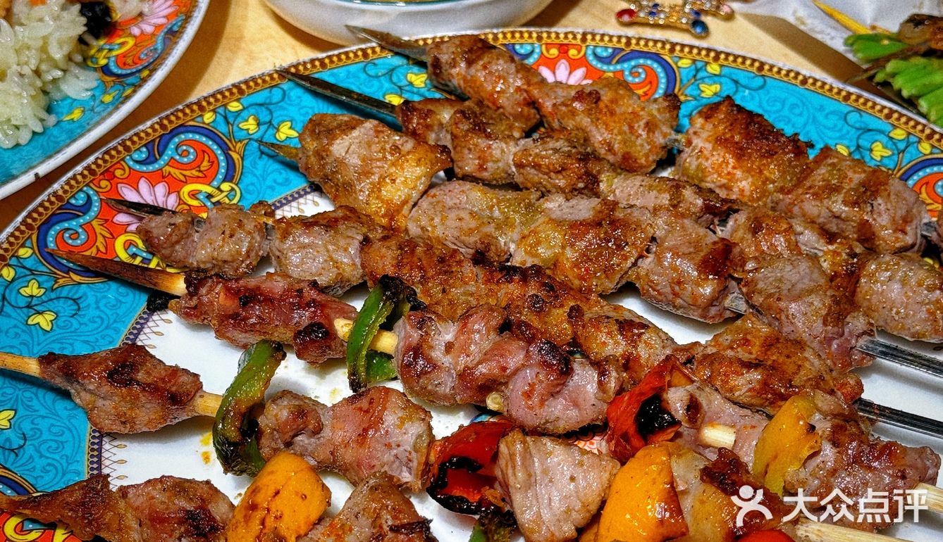 手抓饭配羊肉串，满口飘香的满足[调皮]