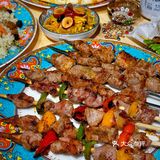 手抓饭配羊肉串，满口飘香的满足[调皮]