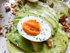 牛油果煮蛋吐司-RAC BAR(安福路店)