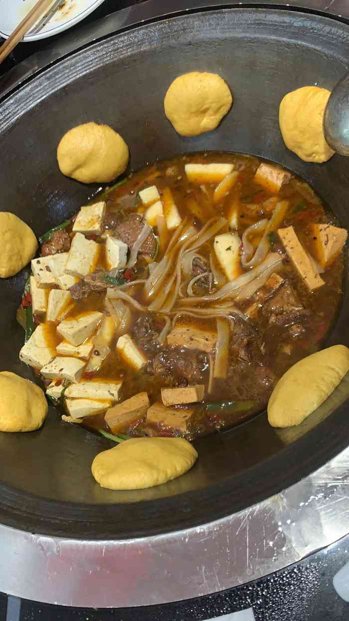 小伙伴说吃铁锅炖便不远万里来到公园南路这家生意火爆我们排上队等了