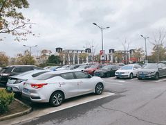 -奕欧来上海购物村停车场