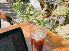 靠窗位-蓝壁虎咖啡酒馆