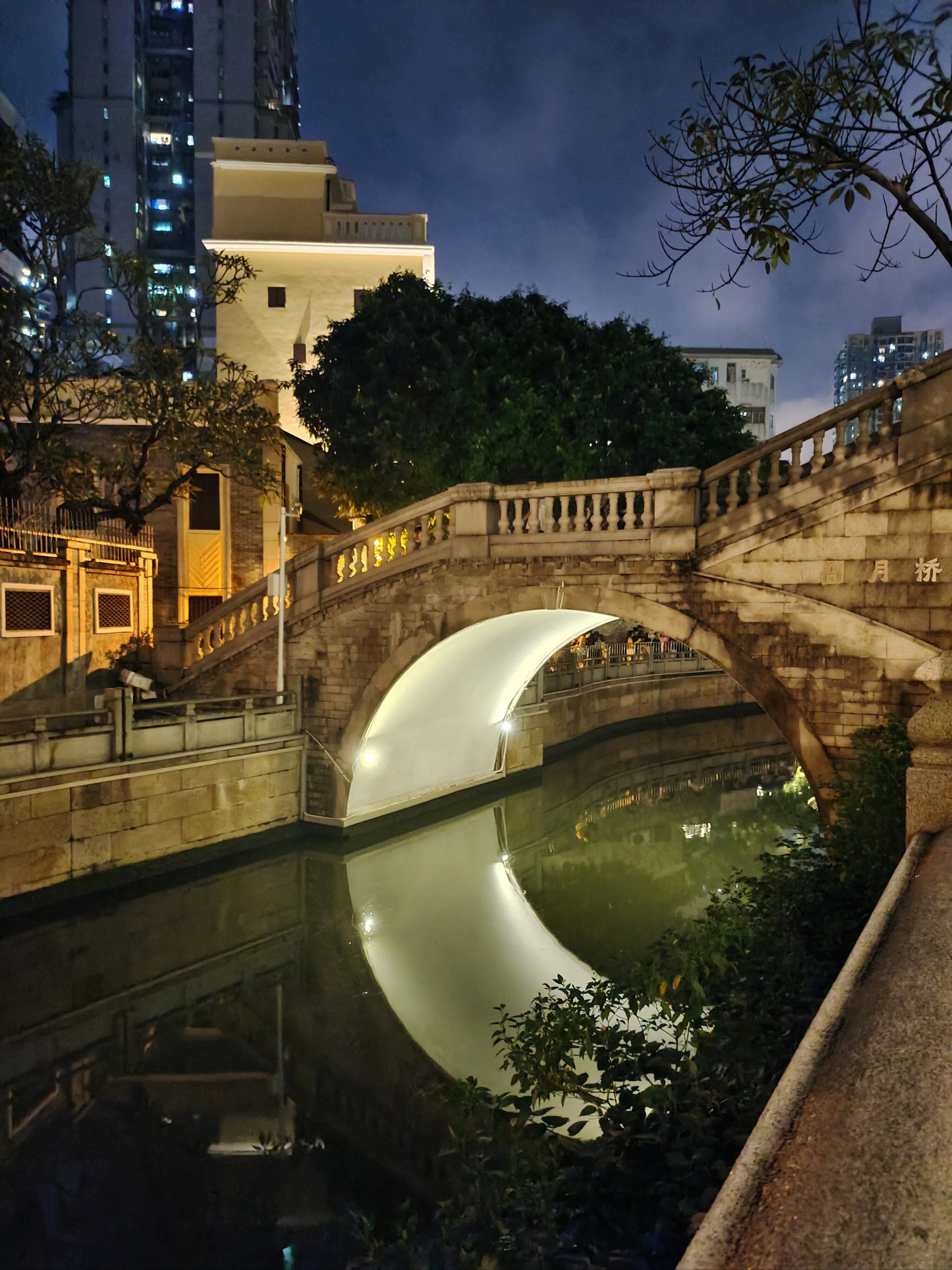 夜探粤剧艺术博物馆美轮美奂!光影交错映照老西关古朴艺术之美