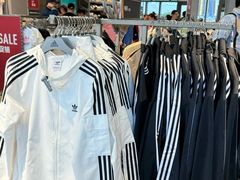 -百年港湾奥特莱斯(香炉礁店)