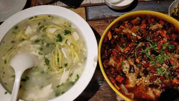 蜀辣骄乐山钵钵鸡早点快餐(望京保利店"这家饭店离我们公司很近,和