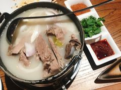 手抓羊肉-阿里家·新疆烤肉酒場 by MIG