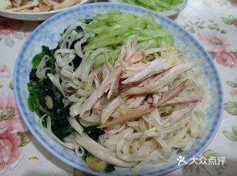 面条有多种吃法，如打卤面、炸酱面、凉面、炒面等等