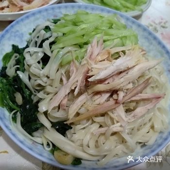 面条有多种吃法，如打卤面、炸酱面、凉面、炒面等等