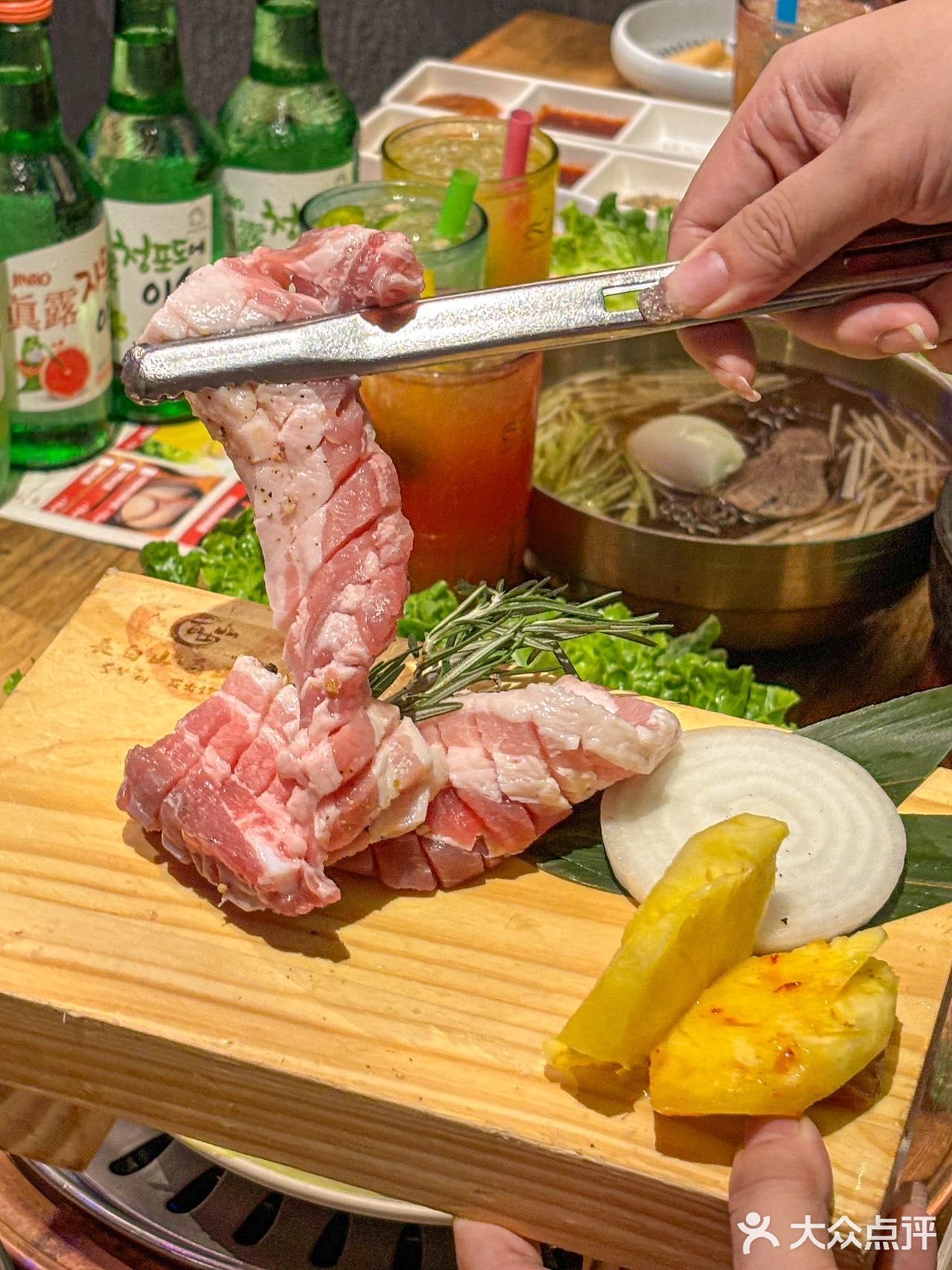 卧卧卧…吃个烤肉竟然烧起来了