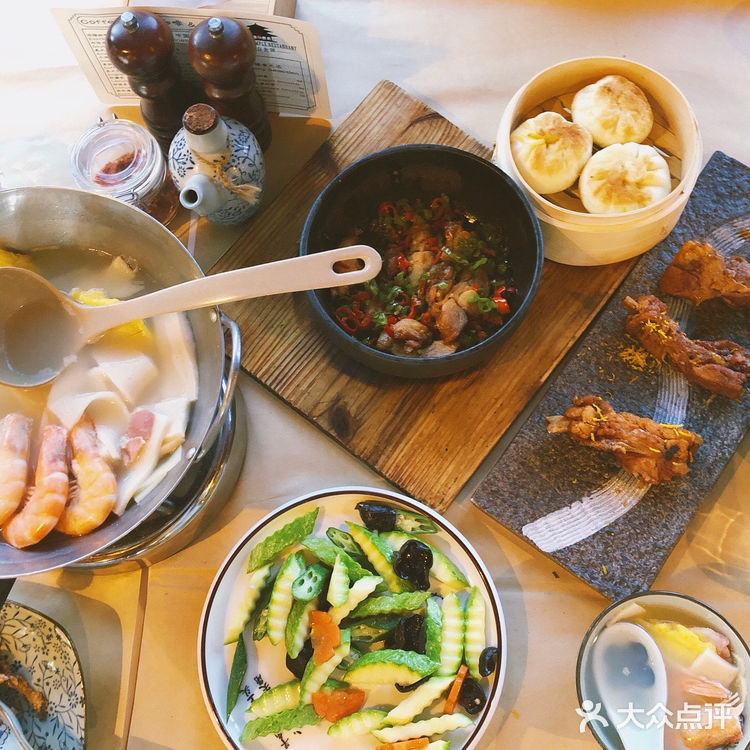 笋,腊肉,汤汁味道也不错。餐厅服务员还会及时来提示关火