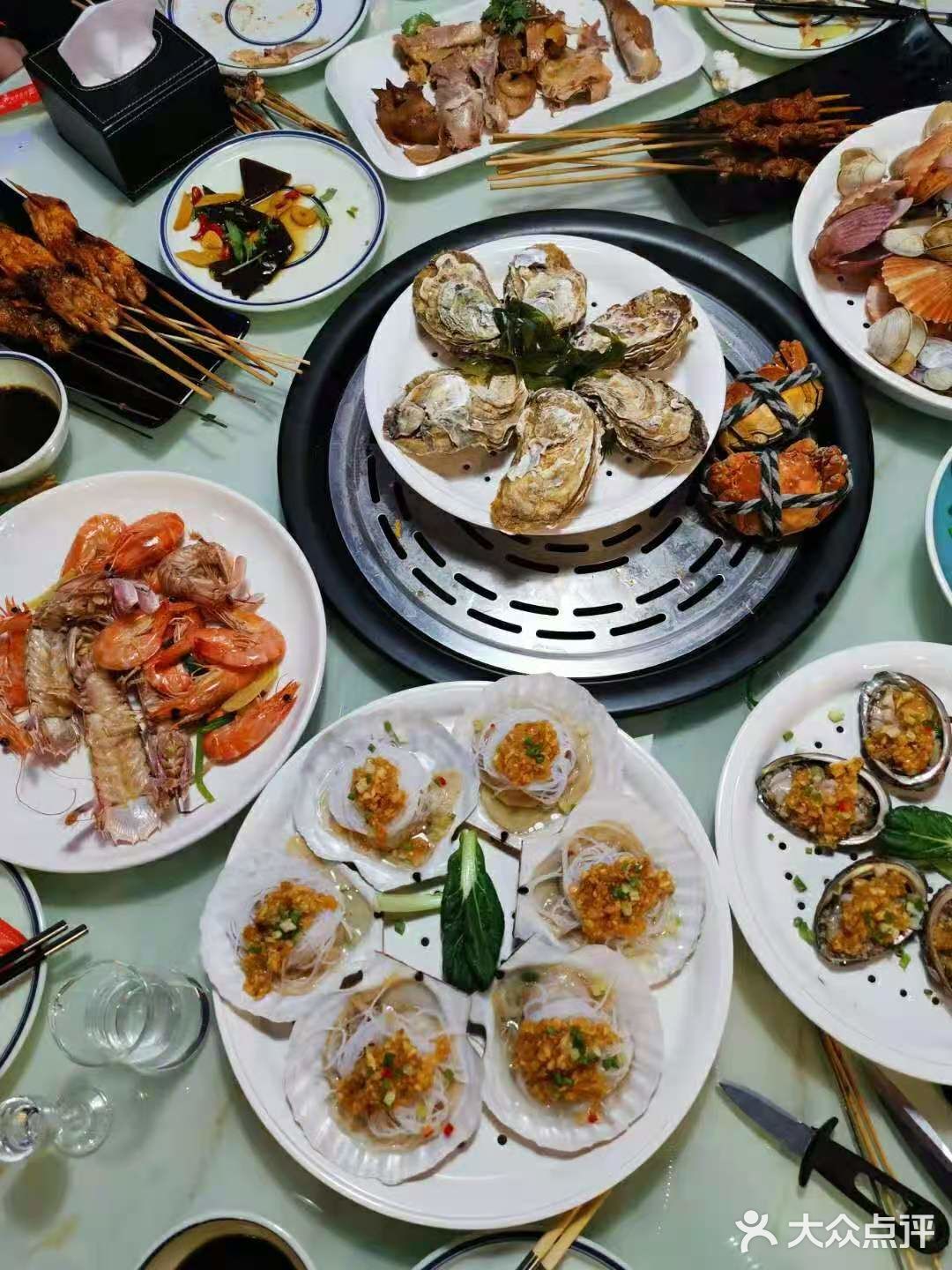 上面蒸海鲜，海鲜蒸好粥也可以喝了，很鲜美！