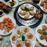 上面蒸海鲜，海鲜蒸好粥也可以喝了，很鲜美！