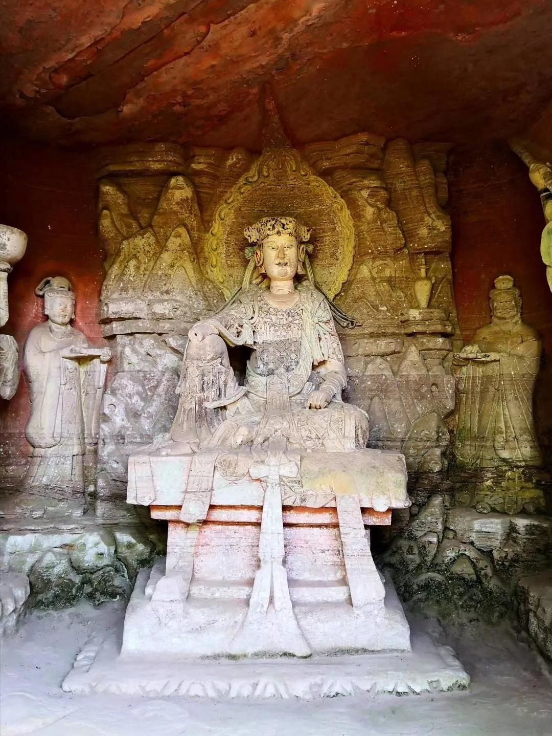 大足南山位于重庆市大足区城区中轴线南段