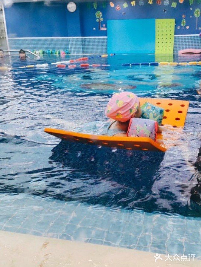 宝宝水里游，就像欢乐的鱼儿水中游，好欢乐呀！