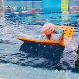 宝宝水里游，就像欢乐的鱼儿水中游，好欢乐呀！