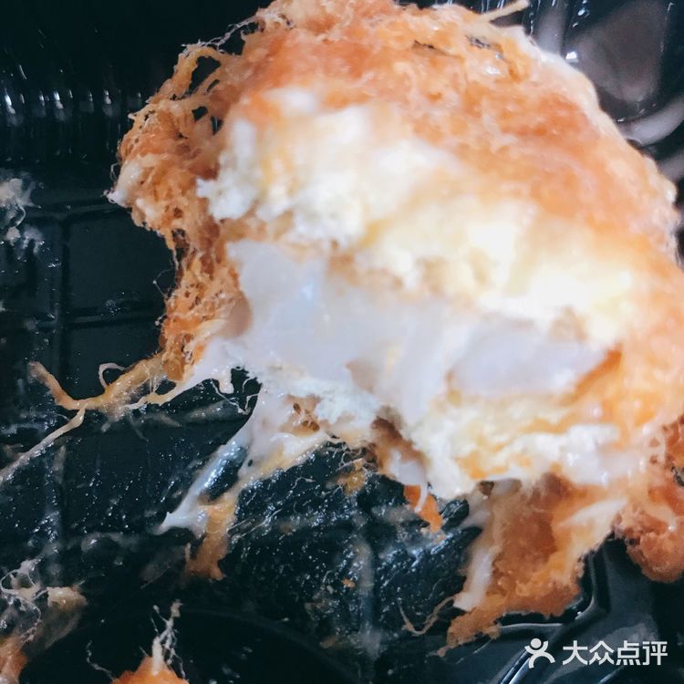 一层芋泥，没有过度添加糖份，芋泥绵密，我最喜欢麻薯