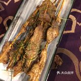 柠檬草烤牛舌牛舌有点柠檬叶在上面，很清新