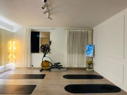 -闺蜜瑜伽·普拉提女性塑形馆