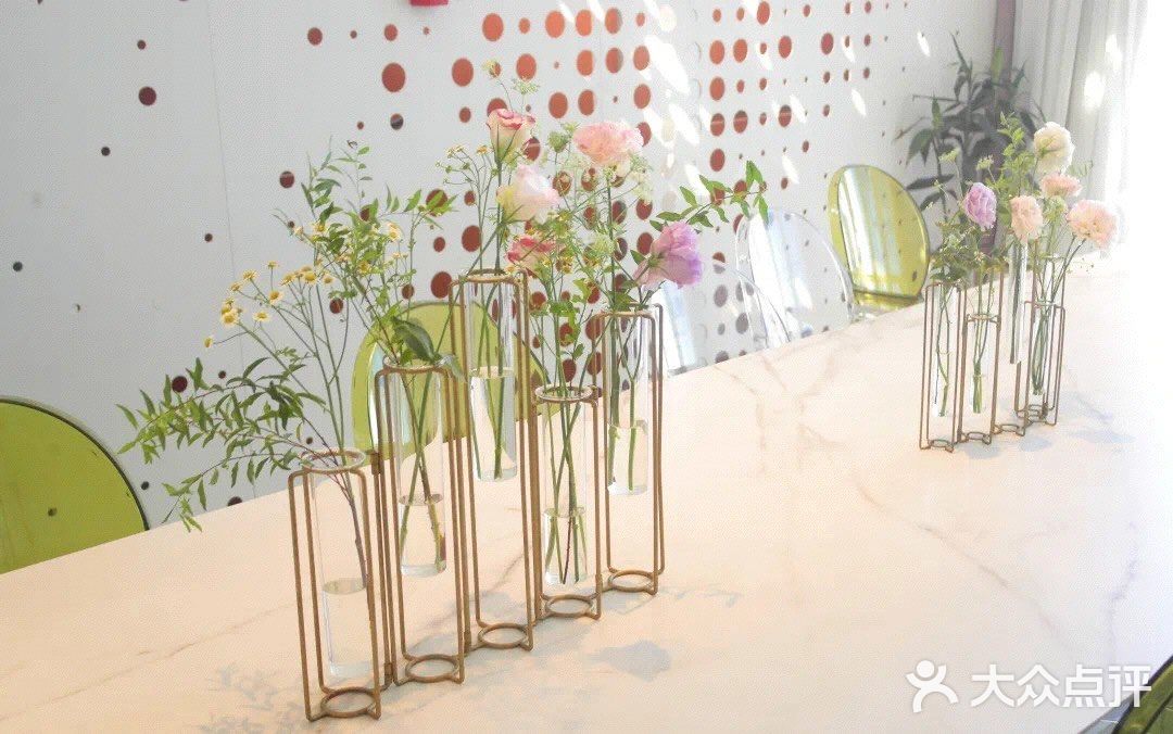 子妤探店 花厨餐厅居然可以YSL补妆收花束