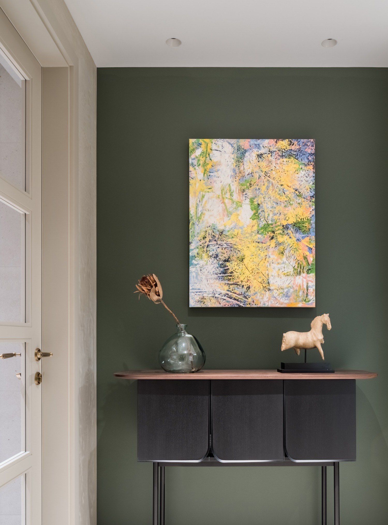 撞色墙面前的独特风景