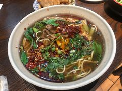 张飞牛肉面-爆炸头阿姨小四川正宗川味小吃(无任何分店)