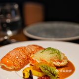 切成一段段很好入口 旁边是西西里小米做成的饼