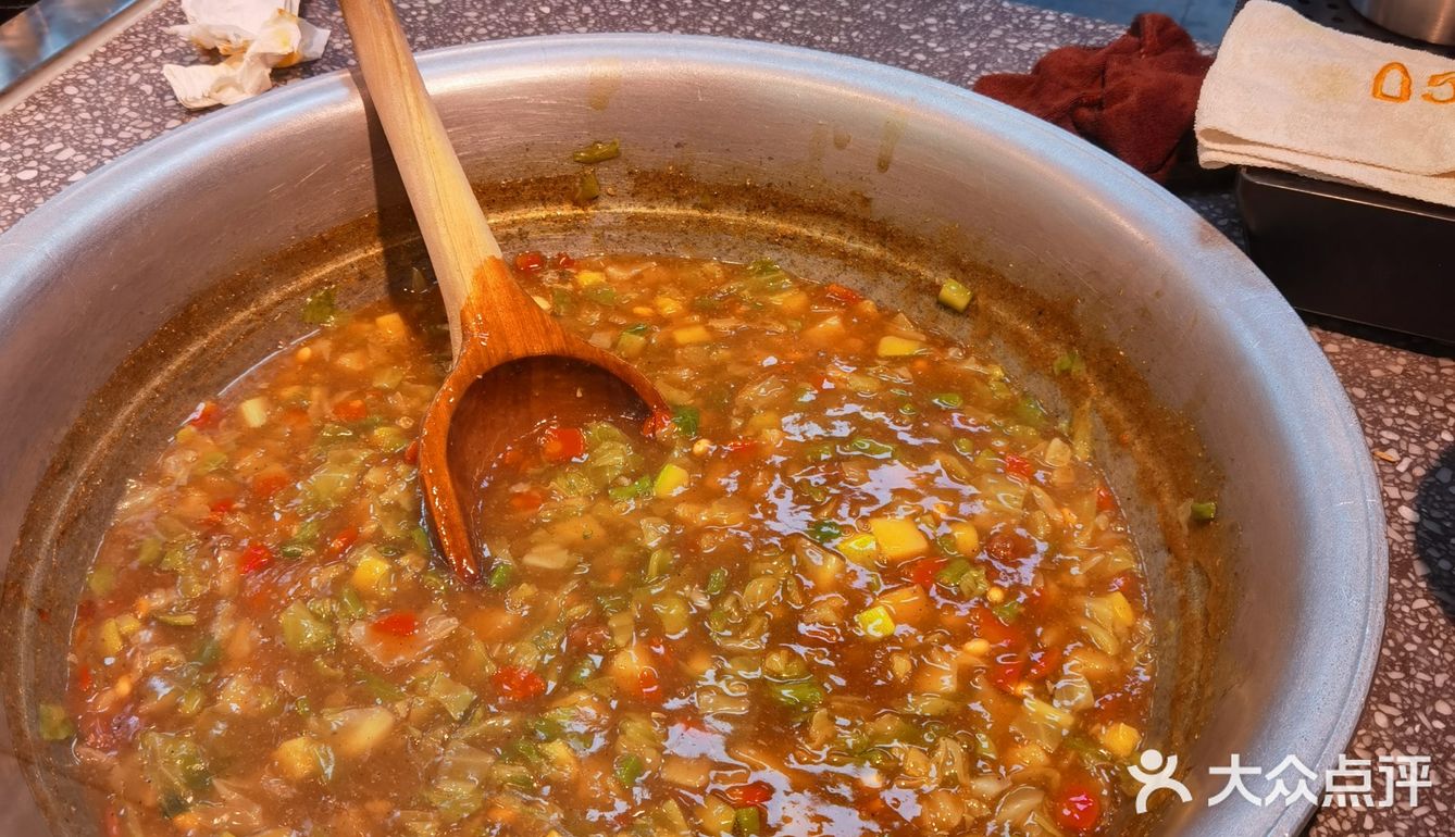 西安人的早点，升级版。胡辣汤配个麻辣牛肉饼加一杯豆浆