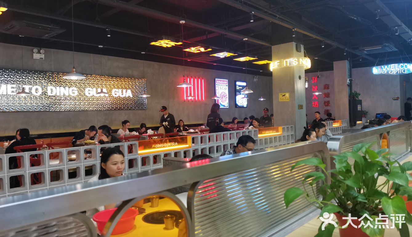 简约而不失氛围 我超级喜欢吃泡椒牛蛙，嫩嫩的！