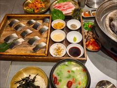 -围炉肉舍•炭烤活鳗•丹东海鲜烤肉(步行街店)