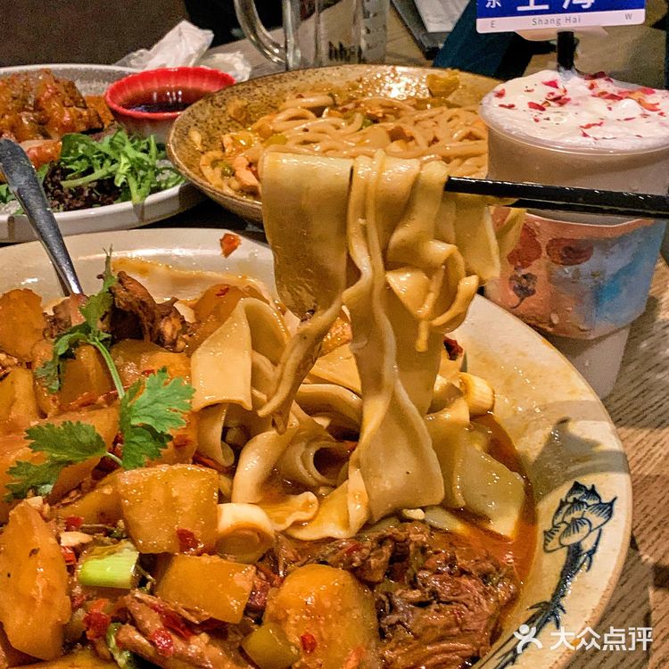 上海探店｜南京路步行街新疆菜！羊肉这样吃香