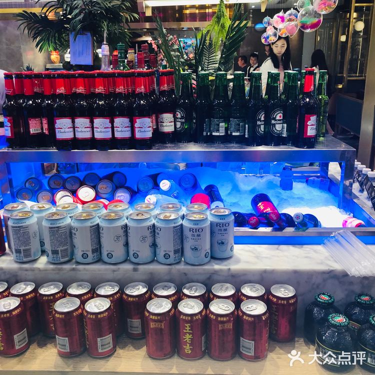 各种贝类 肉肉也很多 水果里面烤榴莲