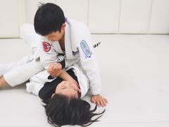 -菠萝格斗巴西柔术训练馆