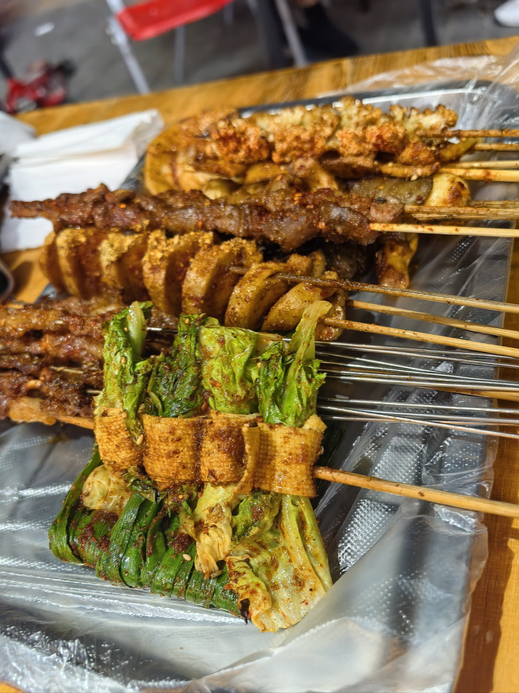 等菜,这个烤菜上得还是有点时间
烤素菜菇类都很不错,烤肉串也不差