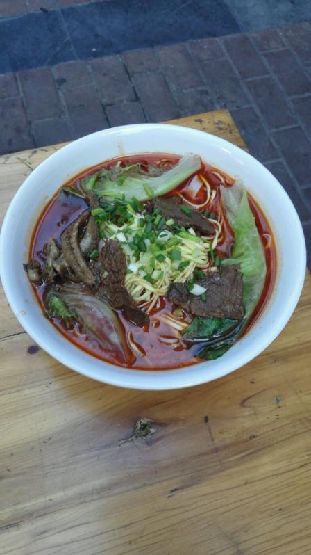 新化向东街红汤牛肉面-"不经意路过这家新开的小店抱着尝一尝的心态.