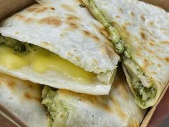 香草罗勒鸡肉奶酪饼-CIN CIN CANTINA&BAR