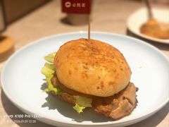 招牌秘制鸡腿堡-必胜客(上海新南方商城PH店)