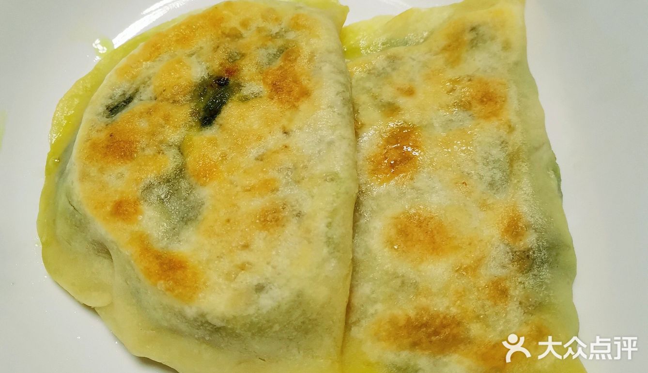 1分钟后，饼翻面儿，烙至两面金黄就可以出锅啦