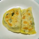 1分钟后，饼翻面儿，烙至两面金黄就可以出锅啦